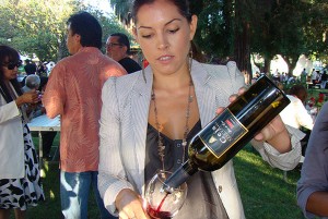 A guest pours Ceja Wine at Sabor del Valle