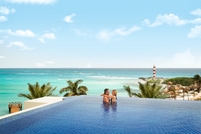 Infinity pool at Hyatt Ziva Cancun's adult-only section, Turquoize (by TheMexicoReport.com)